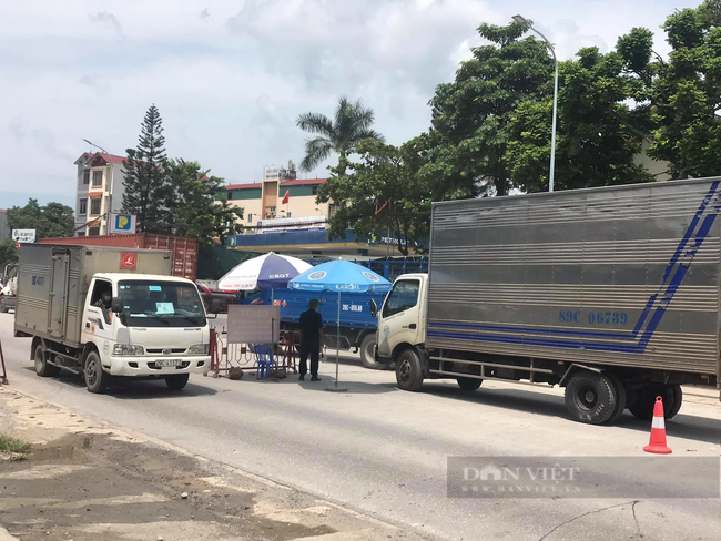 Hà Nội: Tìm đường về quê, nhiều lao động &quot;mắc kẹt&quot; ở cửa ngõ Thủ đô, chính quyền lo ăn ngủ - Ảnh 3.