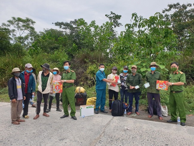 Đà Nẵng: Kiến nghị hỗ trợ 59 người mắc kẹt trong rừng do Covid-19 về quê - Ảnh 2.