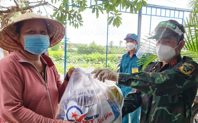 Vòng tay Việt – Sài Gòn đến với công nhân vệ sinh tại các bệnh viện Covid-19 và Trung tâm hỏa táng - Ảnh 3.