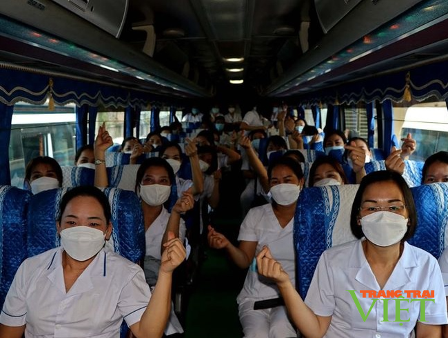Hòa Bình: Tiếp tục cử 300 cán bộ y tế hỗ trợ chống dịch ở 2 huyện Phú Xuyên, Chương Mỹ - Ảnh 1.