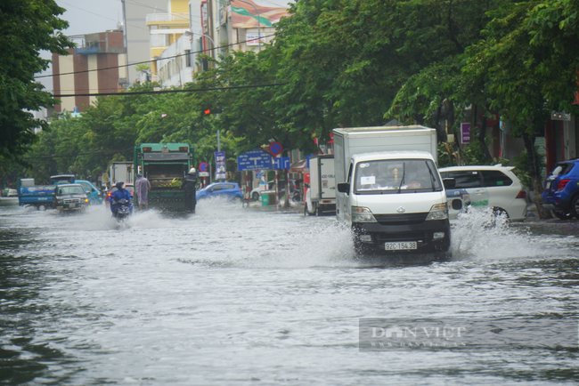 Ảnh: Mưa trắng trời trước bão, đường phố Đà Nẵng ngập thành sông - Ảnh 1.