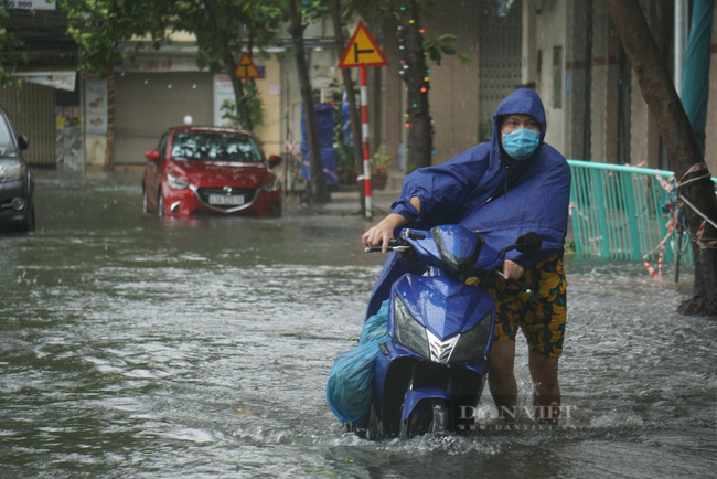 Ảnh: Mưa trắng trời trước bão, đường phố Đà Nẵng ngập thành sông - Ảnh 3.