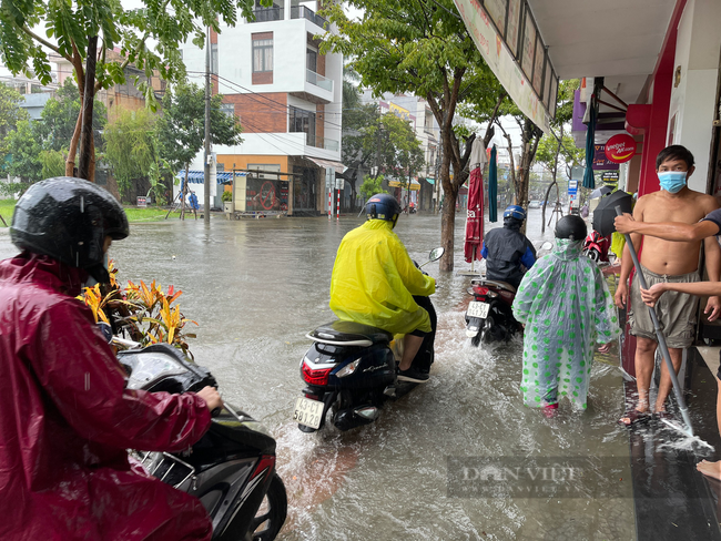 Ảnh: Mưa trắng trời trước bão, đường phố Đà Nẵng ngập thành sông - Ảnh 5.