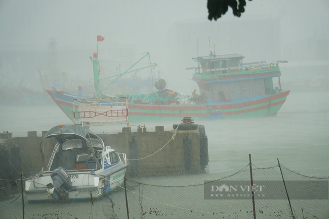 Ảnh: Mưa trắng trời trước bão, đường phố Đà Nẵng ngập thành sông - Ảnh 9.