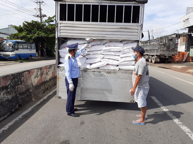 Tiền Giang: Giá phân bón tăng hoa mắt, lại liên tiếp phát hiện vi phạm nhãn hàng hóa - Ảnh 1.