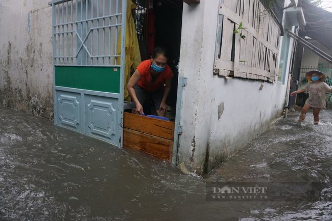 Ảnh: Người dân Đà Nẵng &quot;chạy&quot; lụt ngay giữa trung tâm thành phố - Ảnh 2.