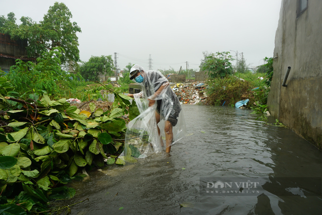 Ảnh: Người dân Đà Nẵng &quot;chạy&quot; lụt ngay giữa trung tâm thành phố - Ảnh 7.