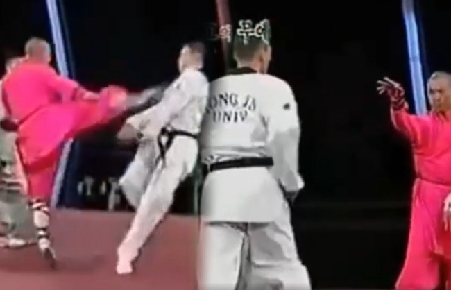Clip: Võ sư Thiếu Lâm tỉ thí cao thủ Taekwondo và cái kết - Ảnh 1.