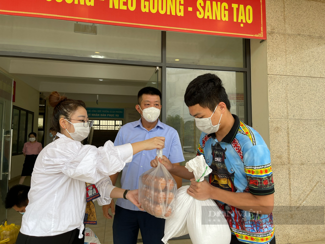 Báo NTNN/Dân Việt trao quà bạn đọc gửi tới lao động gặp khó khăn phường Xuân Phương - Ảnh 2.