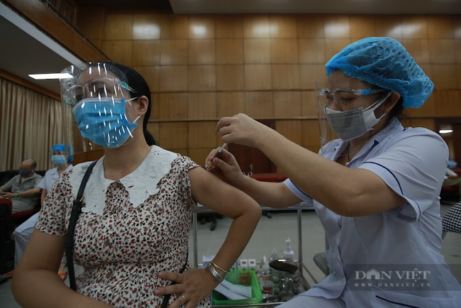 Gần 1,5 triệu liều vaccine Covid-19 AstraZenenca về Việt Nam - Ảnh 1.