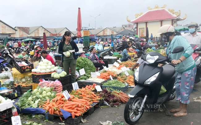 Người dân mua bán nông sản ở chợ đầu mối Thủ Đức trước khi đóng cửa phòng chống dịch. Ảnh: Nguyên Vỹ