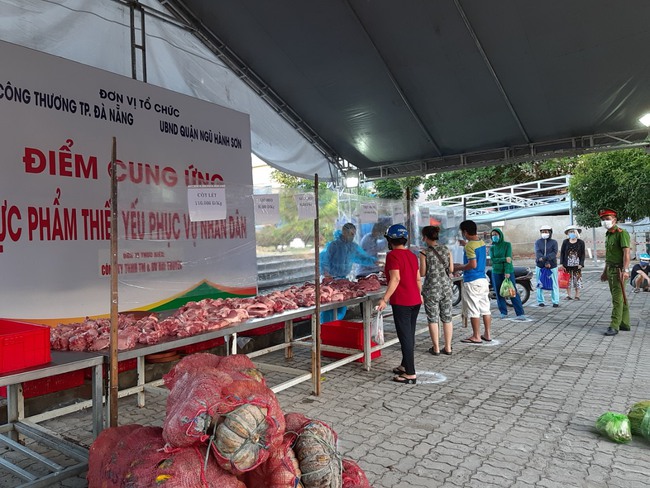 Đà Nẵng: Nhà máy hoạt động với ít nhất 70% số người, người dân được trực tiếp đi chợ, siêu thị - Ảnh 1.