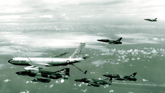 Vì sao Pháo Đài Bay B-52 thua đậm khi tham chiến ở Việt Nam - Ảnh 2.