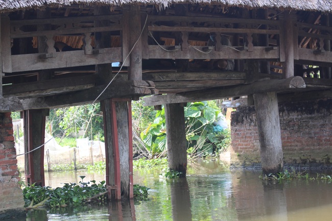 Thưởng lãm cầu lợp làng Kênh có tuổi thọ hàng trăm năm, ‘độc nhất vô nhị’ ở Việt Nam - Ảnh 3.