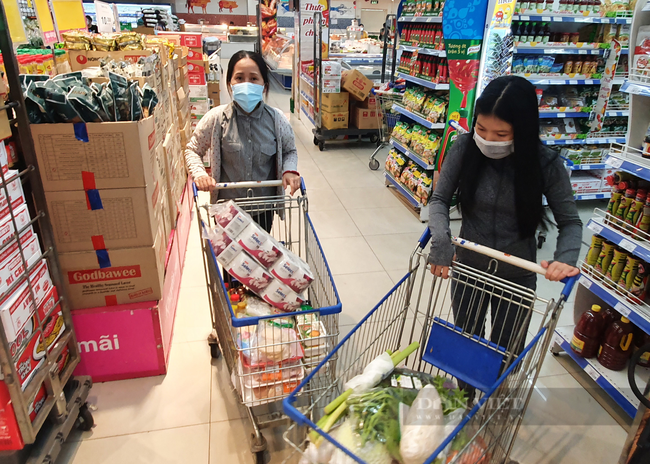 ẢNH: Người dân TP.HCM hớn hở đi siêu thị trở lại, tự tay mua thực phẩm - Ảnh 1.