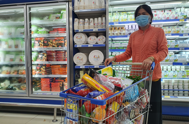 ẢNH: Người dân TP.HCM hớn hở đi siêu thị trở lại, tự tay mua thực phẩm - Ảnh 4.