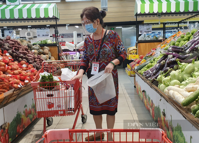 ẢNH: Người dân TP.HCM hớn hở đi siêu thị trở lại, tự tay mua thực phẩm - Ảnh 6.