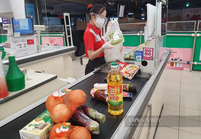 ẢNH: Người dân TP.HCM hớn hở đi siêu thị trở lại, tự tay mua thực phẩm - Ảnh 8.