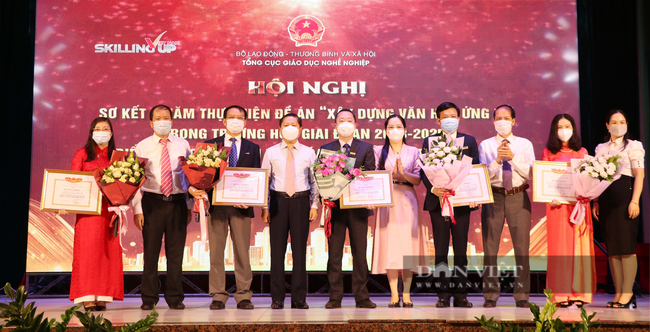 Văn hóa ứng xá» giúp nâng tầm, chất lượng, hình ảnh cÆ¡ sở giáo dục nghá» nghiệp - Ảnh 3. Lãnh đạo Bá»™ LÄTBXH tặng bằng khen cho các cÆ¡ sở GDNN trên cả nước đạt giải mô hình xây dá»±ng văn hóa ứng xá» tiêu biểu năm 2021. Ảnh: N.T
