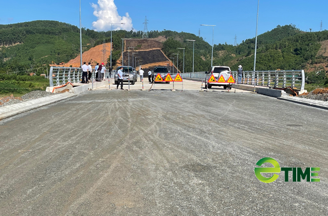 Quảng Ngãi:
Chủ tịch tỉnh kiểm tra dự án cầu 245 tỷ chờ đường dẫn
 - Ảnh 3.