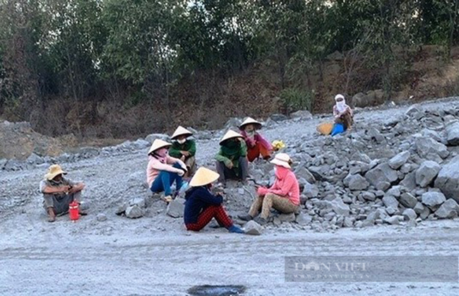TT-Huế: Dân vào mỏ đá ngăn cản thi công do việc nổ mìn gây bụi  - Ảnh 2.