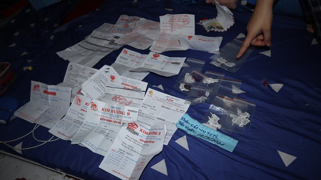 Nhân viên tiệm vàng lấy cắp nữ trang ở Bình Phước: Khám xét nhà phát hiện hàng trăm giấy tờ cầm đồ - Ảnh 2.