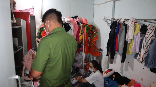 Nhân viên tiệm vàng lấy cắp nữ trang ở Bình Phước: Khám xét nhà phát hiện hàng trăm giấy tờ cầm đồ - Ảnh 6.