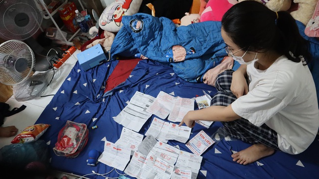 Nhân viên tiệm vàng lấy cắp nữ trang ở Bình Phước: Khám xét nhà phát hiện hàng trăm giấy tờ cầm đồ - Ảnh 1.