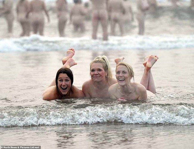 Anh: Gần 1.000 người thực hiện nghi thức “khỏa thân thức tỉnh” trên Biển Bắc mừng Trung Thu - Ảnh 7.