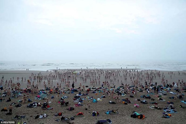 Anh: Gần 1.000 người thực hiện nghi thức “khỏa thân thức tỉnh” trên Biển Bắc mừng Trung Thu - Ảnh 1.