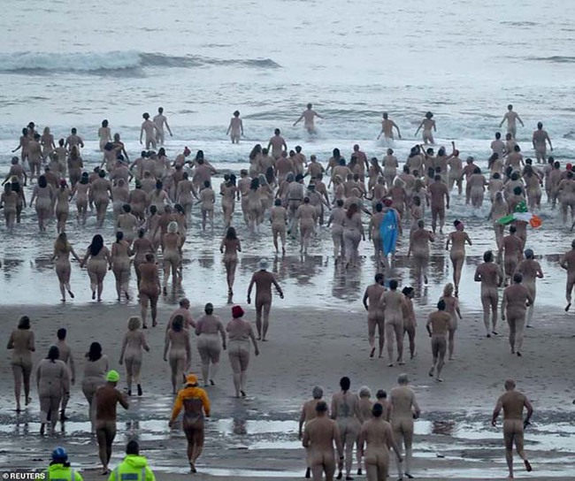 Anh: Gần 1.000 người thực hiện nghi thức “khỏa thân thức tỉnh” trên Biển Bắc mừng Trung Thu - Ảnh 4.