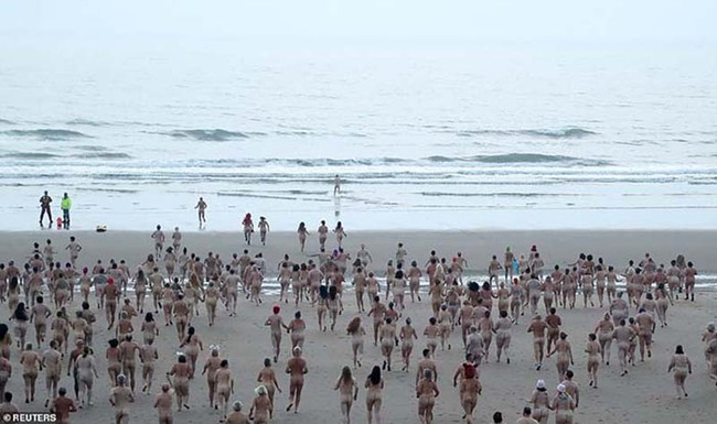 Anh: Gần 1.000 người thực hiện nghi thức “khỏa thân thức tỉnh” trên Biển Bắc mừng Trung Thu - Ảnh 3.