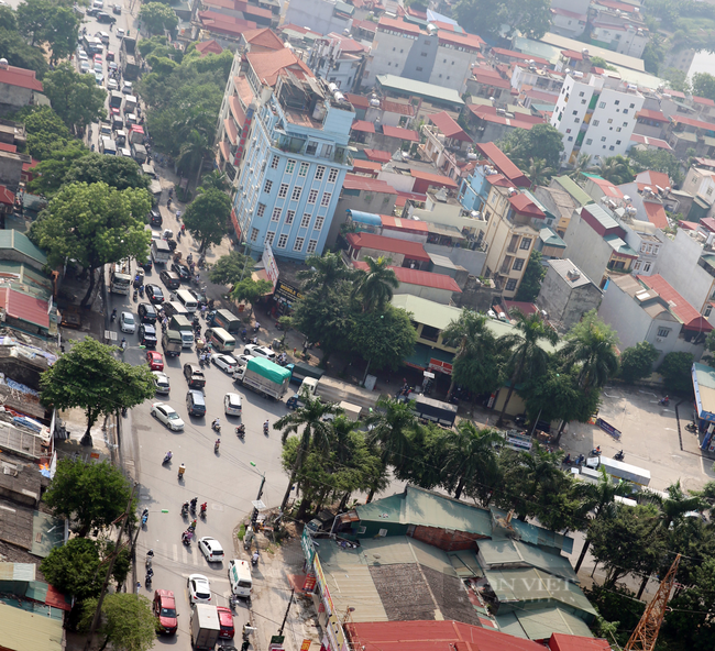 Đường phố đông nghịt người ngày đầu Hà Nội mở lại nhiều dịch vụ  - Ảnh 6.