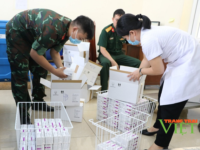 Hoà Bình: Tiếp nhận trên 40.000 liều vaccine phòng Covid-19 - Ảnh 1.