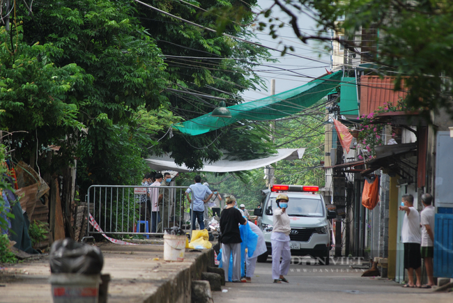 Hà Nội: Nhân viên y tế Medlatec cùng người từng là thợ cắt tóc dương tính SARS-CoV-2 - Ảnh 1.