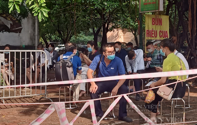 Nới giãn cách, người dân Hà Nội đổ dồn đến Văn phòng Đăng ký đất đai làm thủ tục sổ đỏ - Ảnh 4.