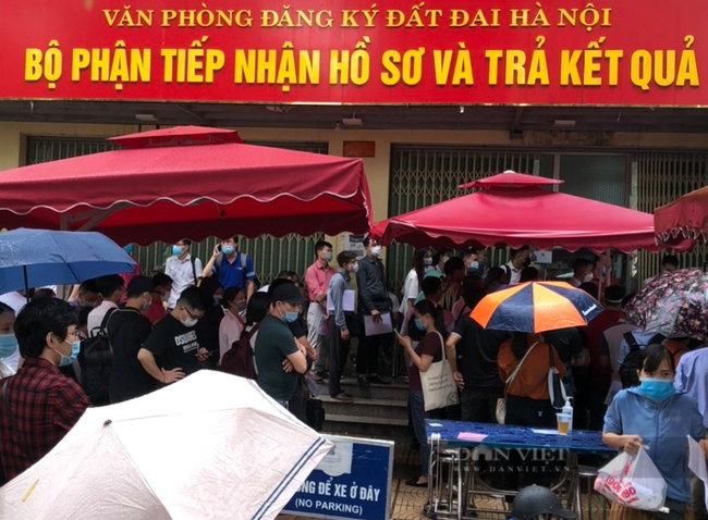 Nới giãn cách, người dân Hà Nội đổ dồn đến Văn phòng Đăng ký đất đai làm thủ tục sổ đỏ - Ảnh 1.