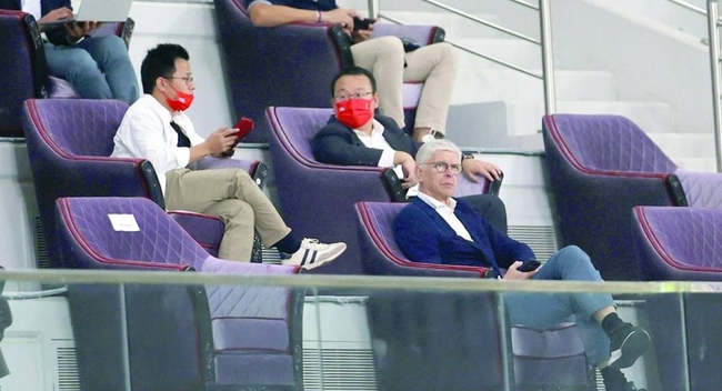 Wenger có mặt trên khán đài trận Trung Quốc gặp Nhật Bản. Ảnh: Goal