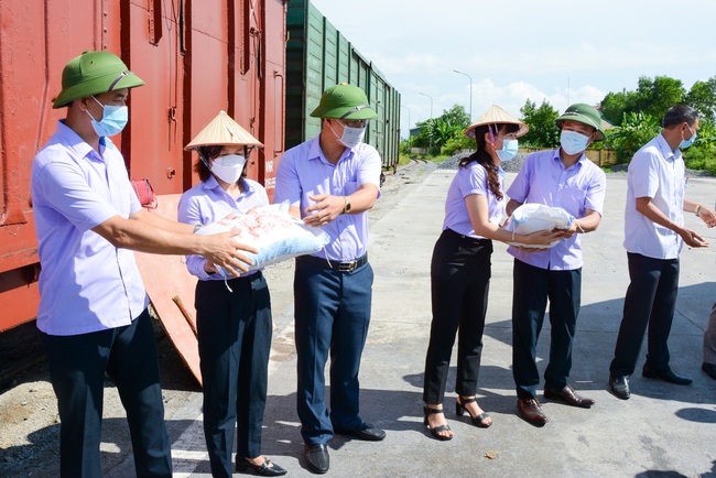 Hội Nông dân Ninh Bình hỗ trợ hơn 500 suất quà tới người dân TP HCM và Bình Dương - Ảnh 1.