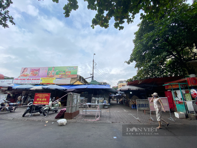 Chợ dân sinh “quên” phòng dịch, hàng rong tràn lan phố phường Hà Nội - Ảnh 3.