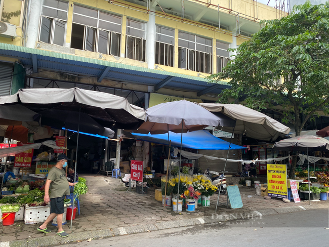 Chợ dân sinh “quên” phòng dịch, hàng rong tràn lan phố phường Hà Nội - Ảnh 4.
