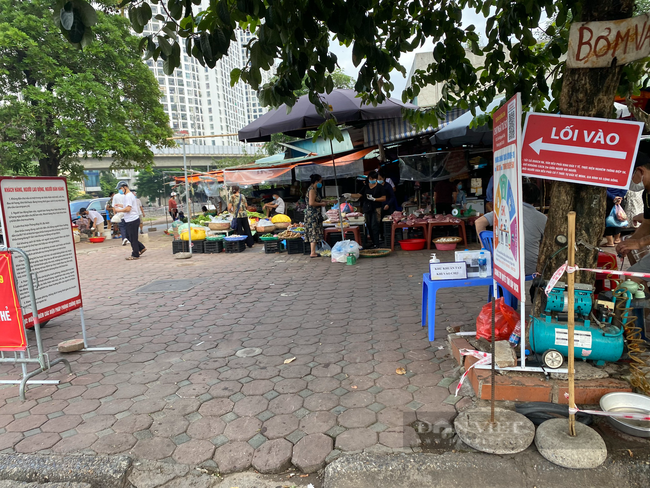 Chợ dân sinh “quên” phòng dịch, hàng rong tràn lan phố phường Hà Nội - Ảnh 6.