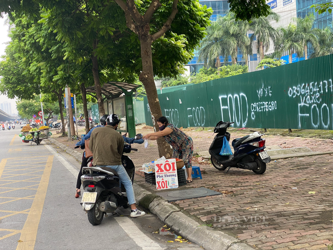 Chợ dân sinh “quên” phòng dịch, hàng rong tràn lan phố phường Hà Nội - Ảnh 10.