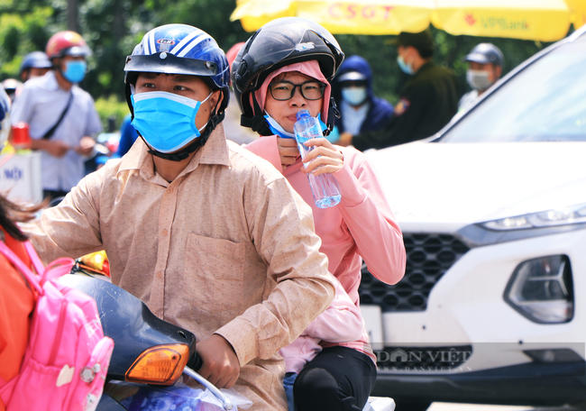 Trẻ nhỏ ngủ gục, đội nắng theo chân cha mẹ vượt hành trình hàng trăm km ra Hà Nội kiếm kế sinh nhai - Ảnh 8.