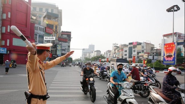 Cần thống nhất kịch bản tổ chức giao thông để người dân được tự do đi lại? - Ảnh 1.