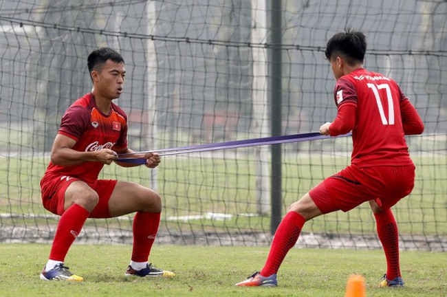 HLV Park Hang-seo bổ sung 2 hậu vệ, &quot;bỏ quên&quot; trung vệ của HAGL - Ảnh 1.