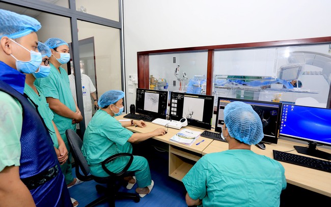 Bệnh viện T.Ư Huế: Vận hành hệ thống máy hiện đại giúp tăng cơ hội cứu sống bệnh nhân đột quỵ, tim mạch  - Ảnh 2.