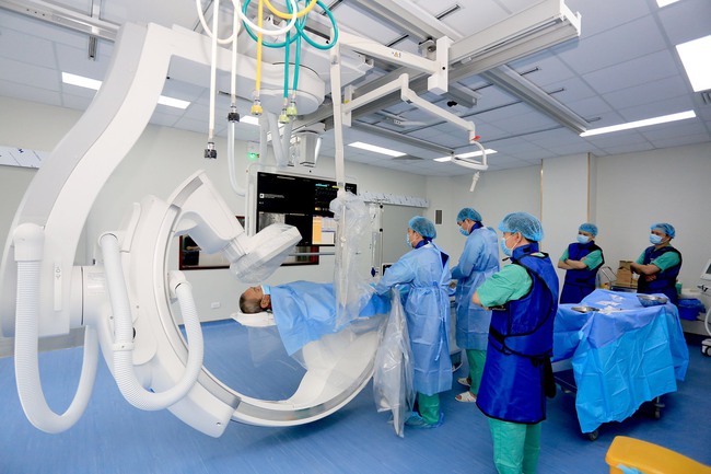 Bệnh viện T.Ư Huế: Vận hành hệ thống máy hiện đại giúp tăng cơ hội cứu sống bệnh nhân đột quỵ, tim mạch  - Ảnh 1.