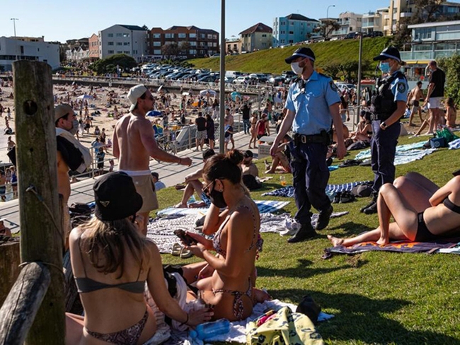 Australia: Đếm ngược thời gian kích hoạt &quot;lộ trình tự do&quot; với các &quot;chân dài bikini sexy&quot; lại tràn xuống bãi biển - Ảnh 3.