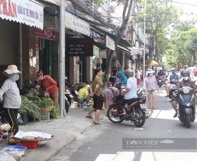 Đà Nẵng: Chợ truyền thống mở &quot;nhỏ giọt&quot;, chợ cóc tràn lan - Ảnh 2.